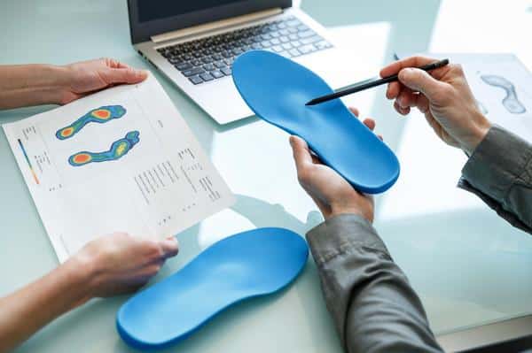 Podiatrist explaining how orthotics work